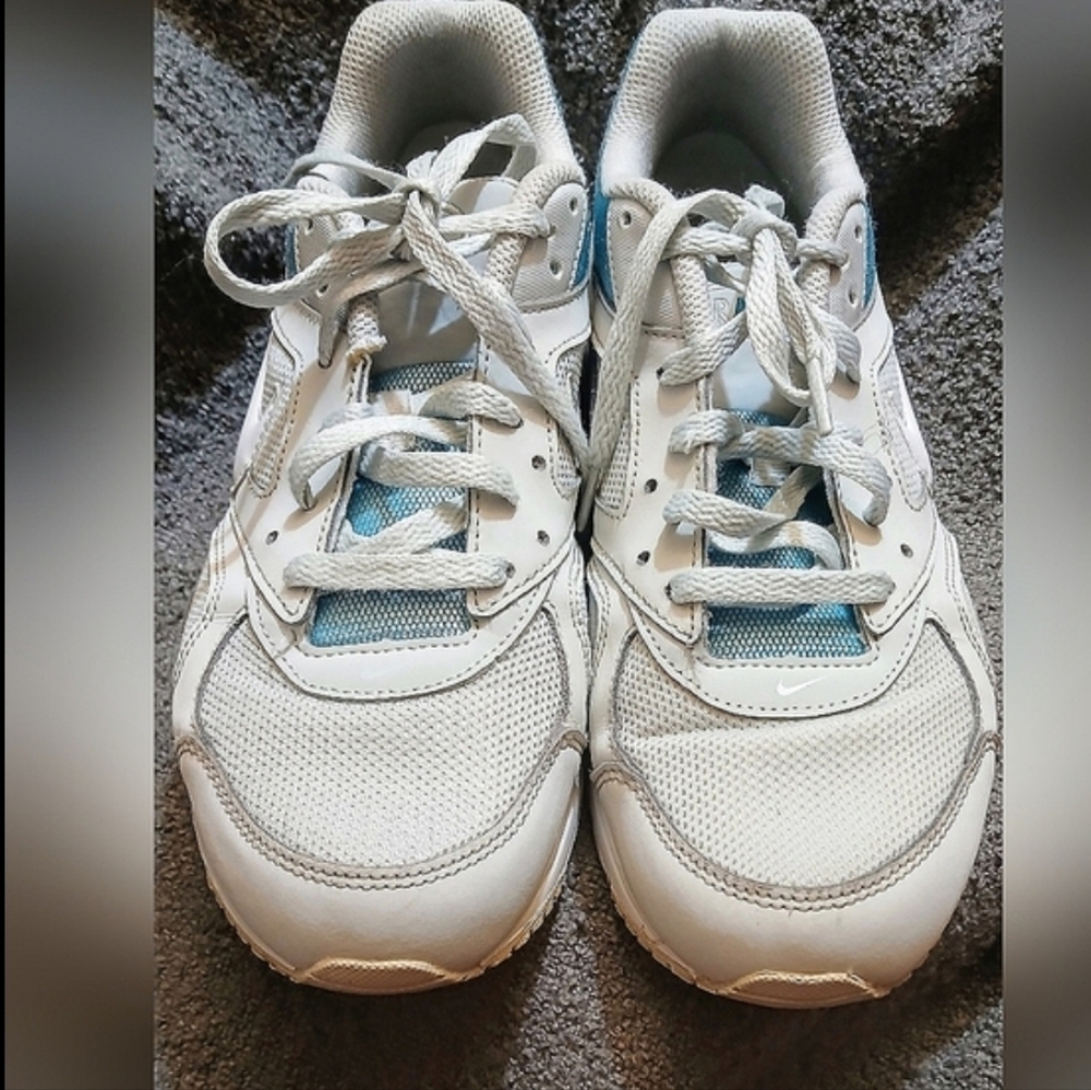Women NIKE Air Max Ivo Plus.